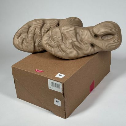 ADIDAS / YEEZY
A pair of low-top sneakers,
Model...