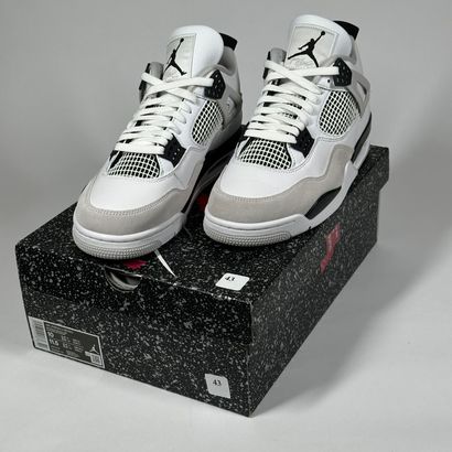 NIKE / JORDAN
A pair of semi-mounted sneakers,
Model...