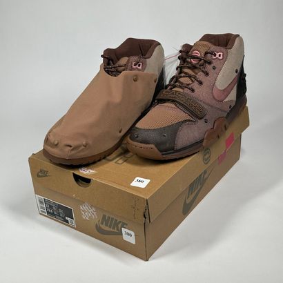 NIKE x TRAVIS SCOTT
A pair of semi-mounted...