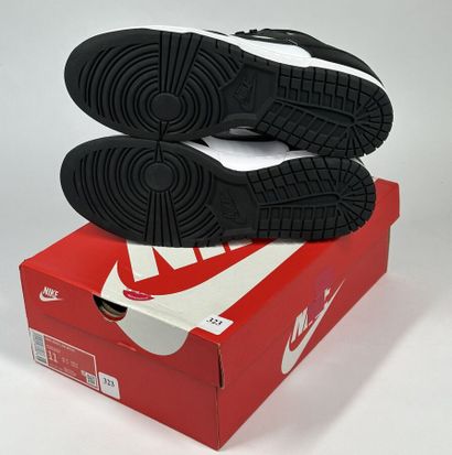 NIKE
Une paire de basket basse,
Modèle :...