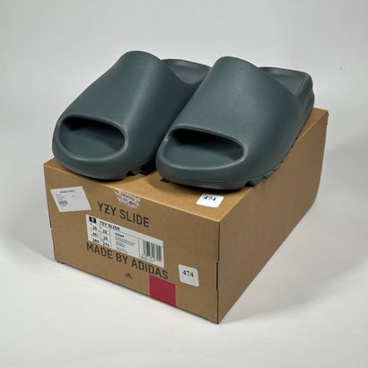 ADIDAS / YEEZY
A pair of sandals,
Model :...