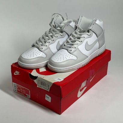 NIKE
Une paire de basket montante,
Modèle...