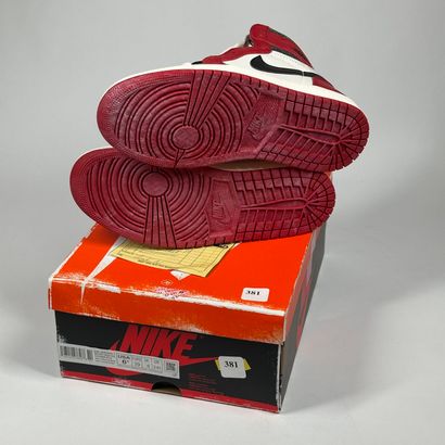 381
NIKE / JORDAN
A pair of high-top sneakers,
Model...