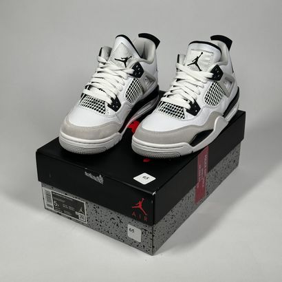 NIKE / JORDAN
A pair of semi-mounted sneakers,
Model...