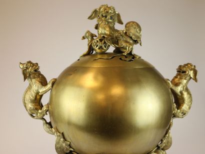 VIETNAM, XXème siècle. 
Grand brûle-parfum...