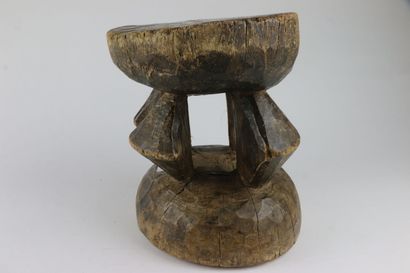 DOGON, Mali
Tabouret monoxyle taillé de quatre...