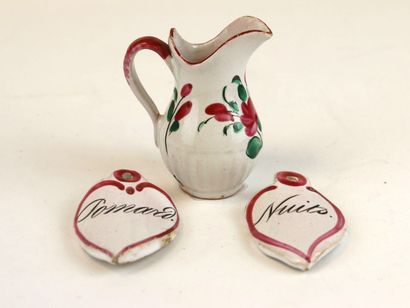 LES ISLETTES
Deux plaques de carafe en faïence...