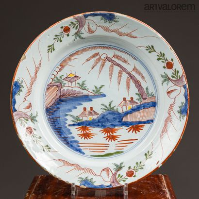 DELFT XVIIIe siècle 
Plat en faïence émaillé...