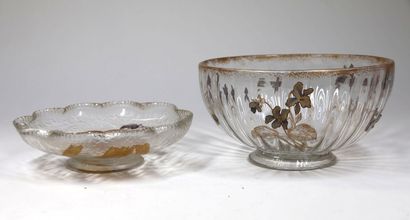 Coupe sur talon en verre côtelé à décor émaillé...