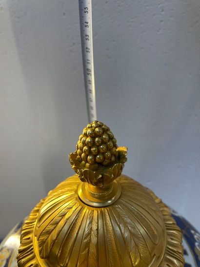 PARIS fin XIXe siècle
Potiche en porcelaine...