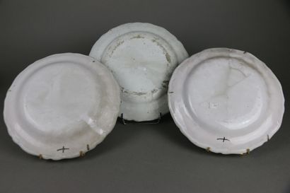 MOUSTIERS XVIIIe siècle
Deux assiettes et...