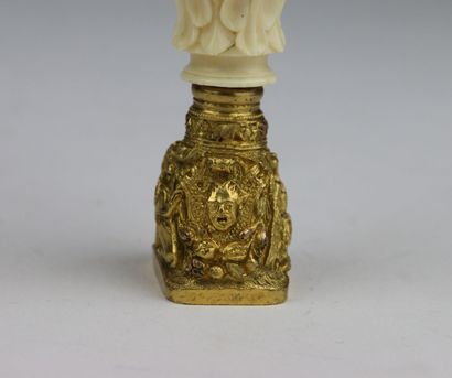 Cachet en ivoire sculpté et base en bronze...