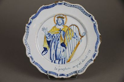 NEVERS XVIIIe siècle
Assiette à bord contourné...