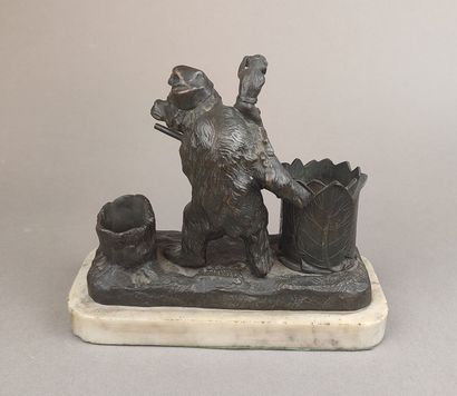 Encrier en bronze à patine brune à deux godets...