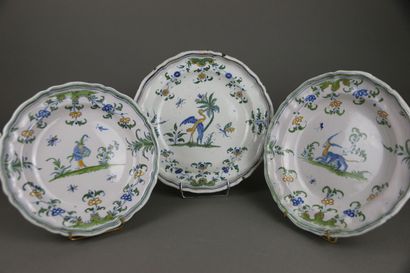 MOUSTIERS XVIIIe siècle
Deux assiettes et...