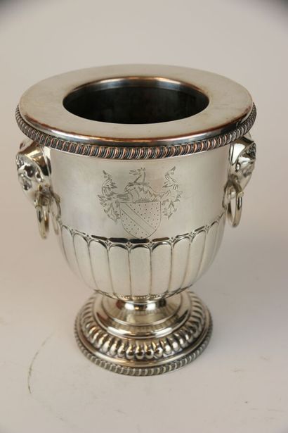 Seau à champagne formant vase à l'antique...