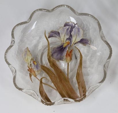 Coupe sur talon en verre côtelé à décor émaillé...