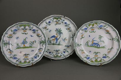 MOUSTIERS XVIIIe siècle
Deux assiettes et...