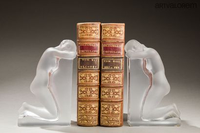 LALIQUE FRANCE, modèle de Marc Lalique. 
Paire...
