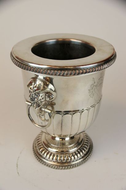 Seau à champagne formant vase à l'antique...