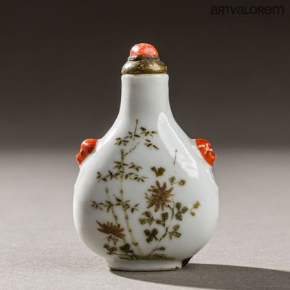 CHINE, XIXe siècle
Tabatière en porcelaine...