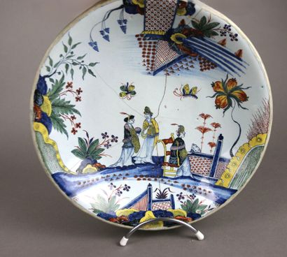 ROUEN XVIIIe siècle.
Plat rond sur talon...