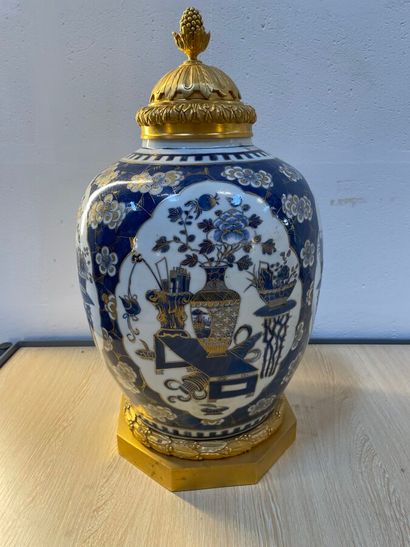 PARIS fin XIXe siècle
Potiche en porcelaine...