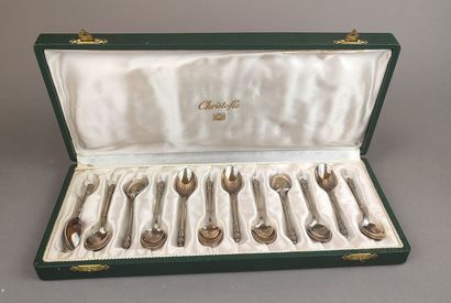 Douze cuillères à moka en argent vermeillé...
