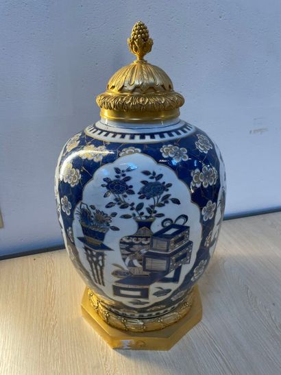 PARIS fin XIXe siècle
Potiche en porcelaine...