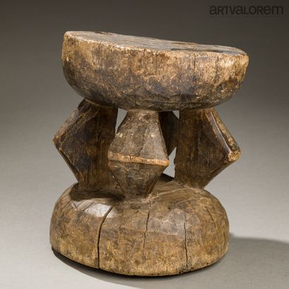 DOGON, Mali
Tabouret monoxyle taillé de quatre...