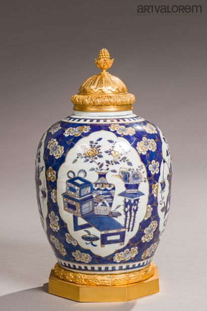 PARIS fin XIXe siècle
Potiche en porcelaine...