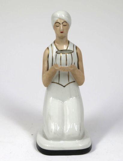 ROBJ
Oriental
Veilleuse brûle-parfum en porcelaine...