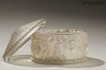 LALIQUE FRANCE
Boite à poudre en cristal...