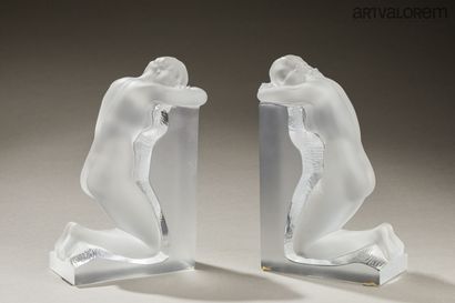 LALIQUE FRANCE, modèle de Marc Lalique. 
Paire...