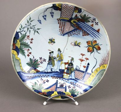 ROUEN XVIIIe siècle.
Plat rond sur talon...