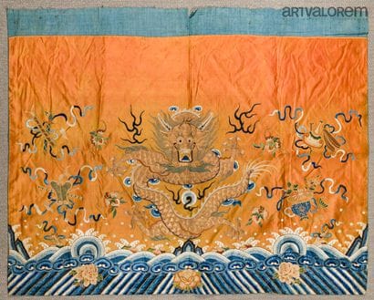 CHINE, XIXe siècle
Broderie figurant un dragon...
