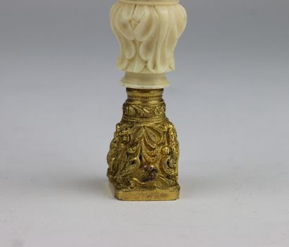 Cachet en ivoire sculpté et base en bronze...