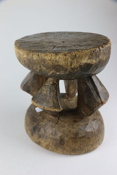 DOGON, Mali
Tabouret monoxyle taillé de quatre...