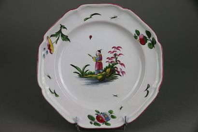 LES ISLETTES
Assiette en faïence polychrome...