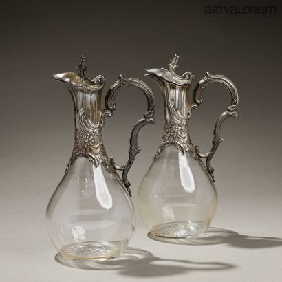 Paire d'aiguières en verre à monture en argent...