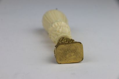 Cachet en ivoire sculpté et base en bronze...