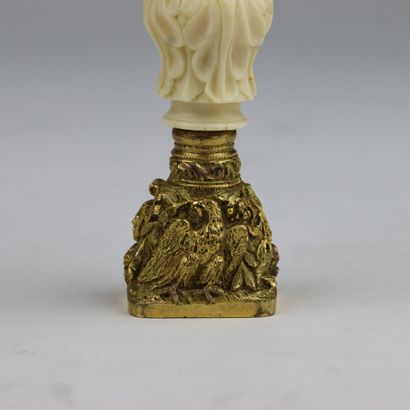 Cachet en ivoire sculpté et base en bronze...