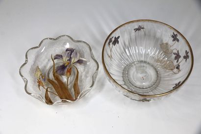 Coupe sur talon en verre côtelé à décor émaillé...
