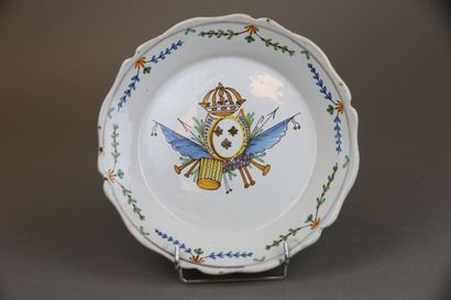 NEVERS XVIIIe siècle
Assiette à bord contourné...
