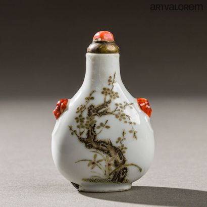 CHINE, XIXe siècle
Tabatière en porcelaine...