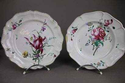 STRASBOURG XVIIIe siècle. 
Deux assiettes...