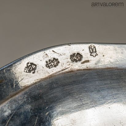 TOULOUSE 1768
Plat ovale en argent à bords...