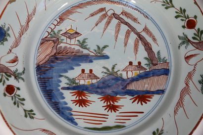 DELFT XVIIIe siècle 
Plat en faïence émaillé...