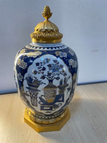 PARIS fin XIXe siècle
Potiche en porcelaine...