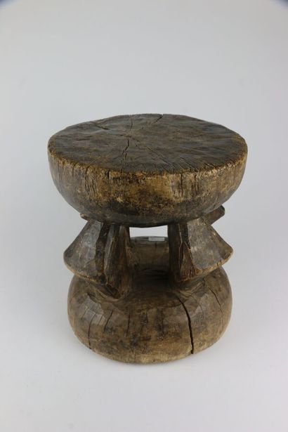 DOGON, Mali
Tabouret monoxyle taillé de quatre...